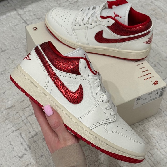 New women air Jordan 1 low se size us 9 - Picture 1 of 7